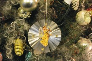 Außer dem Baum ist hier alles aus Glas, auch der Strahlenkranz um den Engel und das Engelshaar zwischen dem Christbaumschmuck, das aus hauchdünnen Glasfäden besteht.