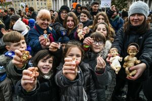 Viele Kinder und Erwachsene halten lachend Figuren von Jesuskindern vor sich, am 16. Dezember 2018 auf dem Petersplatz. Sie werden von Papst Franziskus gesegnet.