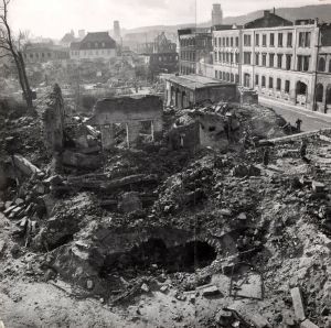 Am 16. März 1945 zerstörte eine schwere Sprengbombe das im Mai 1917 gegründete Fränkische Luitpoldmuseum in der Maxstraße 4 in Würzburg. Im Schutt waren auch die jüdischen Ritualgegenstände, die vor zwei Jahren per Zufall wieder ans Tageslicht gelangt sind.