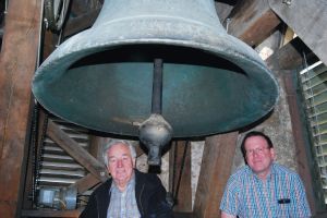 Der Ortschronist und frühere Bürgermeister Dr. Josef Ziegler mit Pfarrer Bernd Steigerwald (rechts) im Glockenstuhl der Pfarrkirche von Güntersleben. Die Glocke auf dem Foto ist die Josefsglocke von 1949.	