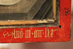 Der Kilians-Altar aus dem Historischen Museum Basel ist als Leihgabe im Museum für Franken in Würzburg zu sehen: Auf der Rückseite des Flügelaltars, unter der Darstellung des heiligen Kolonat, ist die nicht ganz vollständige Datierung zu finden.