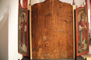 Der Kilians-Altar aus dem Historischen Museum Basel ist als Leihgabe im Museum für Franken in Würzburg zu sehen: Der Flügelaltar von hinten ist bis auf die Darstellungen von Kolonat (rechts) und Totnan schmucklos.
