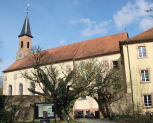 Durch ein altes Rundtor geht es zur Klosterkirche.