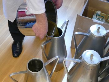 Nachdem das Balsamöl, verstärkt durch ein paar Tropfen Vanilleextrakt,  in einem großen Topf gleichmäßig mit dem Olivenöl verquirlt wurde, wird es in Kannen gefüllt. 