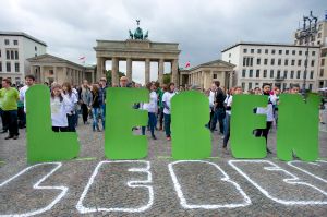 Eine Aktion zum Welt-Suizid-Präventionstag (WSPT) am 10. September 2014 in Berlin. Die Botschaft der Aktion lautet: Reiche deine Hand und hilf, Leben zu retten!