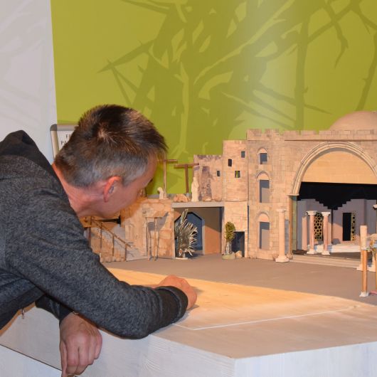 Vor den Sömmersdorfer Passionsspielen 2018 wurde ein Modell des Bühnenbilds mit der alten Stadt Jerusalem angefertigt, das nun in der Passionsgalerie ausgestellt ist.