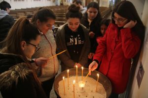 Andächtig zünden die Kinder und Jugendlichen Kerzen vor dem Altar der Mutter­gottes an.