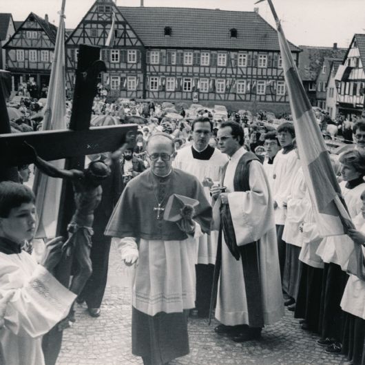 1980 war Bischof Scheele bei der Altarweihe der Pfarrkirche Sankt Peter und Paul in Großostheim (Dekanat Aschaffenburg-West) zu Gast.