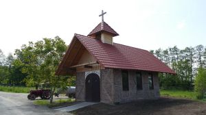 Nur das Dach ist neu, alles andere ist gebraucht: die Kapelle St. Gertrud auf dem auf dem Gelände von Alfred Kerbers „Bio­LUHranch“ in Wasserlos.