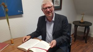 Michael Pfeifer, Referent für liturgische Bildung, mit dem Psalmenbuch.