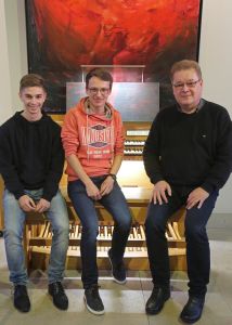 Drei Orgelfans beim Fachsimpeln: Gregor Frede (rechts) und zwei Orgelschüler an ihrem Lieblingsinstrument.
