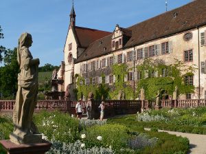 Von der Orangerie aus genießt man die schönste Aussicht auf die Hauptgebäude: Klosterkirche und Prälatenbau.