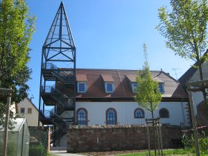 Die Alte Kirche von Wenigumstadt aus dem Jahre 1719 erstrahlt nach der umfangreichen Renovierung durch die Marktgemeinde Großostheim in neuem Glanz.	