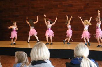 Sorgten mit Samba für gute Laune: Kinder aus der Tanzschule von Silvia Hefter.