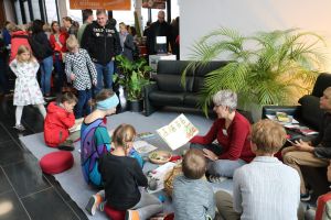 Mit Märchen aus Brasilien und Bastelangeboten unterhielt Petra Reuter-Bulach von der Stadtbibliothek Kinder und Erwachsene.