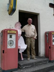 Wer lächelt schöner – Schauspielikone Marilyn Monroe oder Heinz Braunreuther, der Leiter des Nostalgiemuseums Burgpreppach.	