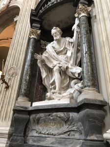 Die Philippusfigur in der Lateranbasilika in Rom scheint aus ihrer grünen Marmornische herauszutreten.	
