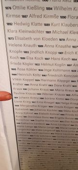 Die Namen aller Ermordeten sind auf Stelen vermerkt. Der Finger deutet auf den Namen des Glattbacher Johannn Krenz.