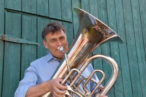 Kilian Moritz (im Bild mit Tuba) gibt seine „Frankehymne“ gern zum Besten.	