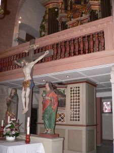 Noch aus katholischen Zeiten stammt in der evangelischen Michaelskirche der Altar mit der Mutter und Johannes unter dem Kreuz Jesu. Dahinter als Reminiszenz an die rund 400-jährige Ostheimer Orgelbautradition ein außergewöhnliches Doppelins-
trument auf zwei Etagen.