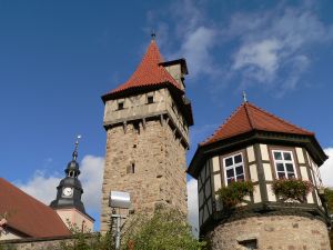 Drei von insgesamt sechs Türmen der Ostheimer Kirchenburg: Glockenturm der Michaelskirche, Waagglockenturm mit der ältesten Uhr der Stadt und der einst bewohnte Wächterturm.