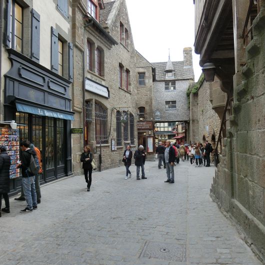 Hinter den Eingangstoren des Mont-Saint-Michel erstreckt sich die "Grande Rue" (französisch: große Straße), die – verglichen mit Straßen auf dem Festland – doch eher schmal daher kommt.