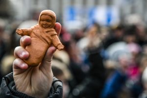 Die Figur eines Jesuskindes wird am 16. Dezember 2018 auf dem Petersplatz in Rom hochgehalten, um sie von Papst Franziskus segnen zu lassen.