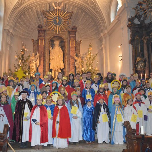 Schon einen Tag früher als die anderen Sternsinger, machten sich die jungen Freiwilligen von St. Luzia in Pflaumheim (Dekanat Aschaffenburg West) auf den Weg. Auch am 5. Januar konnten sie schon reiche Spenden für Kinder im Libanon und den Frieden in der Welt sammeln. 