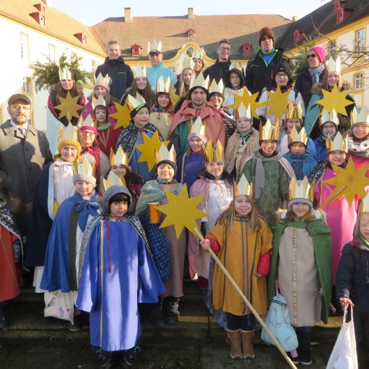 Dieses Jahr machten sich 30 ökumenische Sternsinger auf, in Rentweinsdorf (Dekanat Haßberge) den Neujahrssegen weiterzutragen. Die Spenden der Gemeinschaftsaktion gehen dieses Jahr unter anderem an das Projekt "Lifegate" in Bethlehem. 