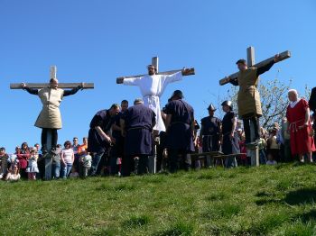 Jesus stirbt am Kreuz – rechts und links von ihm die beiden Schächer.