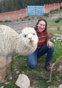 Freiwillige berichten über ihr „weltwärts“-Jahr: Johanna Pfeuffer während ihres Aufenthalts in Südamerika mit einem Alpaka.
