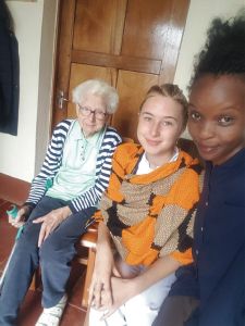 Freiwillige berichten über ihr „weltwärts“-Jahr: Tabitha Hinz (Mitte) bei einem Selfie mit (von links) Schwester Maria Meiss, der Mitbegründerin des Litembo Diocesan Hospital, und ihrer Freundin Diana Ndunguru.