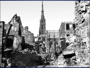 Wie ein Fingerzeig zum Himmel ragt der unzerstört gebliebene Turm der Marienkapelle aus der Trümmerlandschaft hervor.