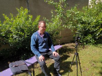 Diakon Bertram Ziegler im Pfarrhausgarten bei der Aufnahme von kleinen Video-Beiträgen fürs Internet.