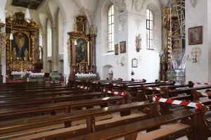 Für den nötigen Abstand während der Gottesdienste wurde jede zweite Bank in der Klosterkirche gesperrt. Auch beim individuellen Gebet sollen zwei Meter Abstand bleiben.