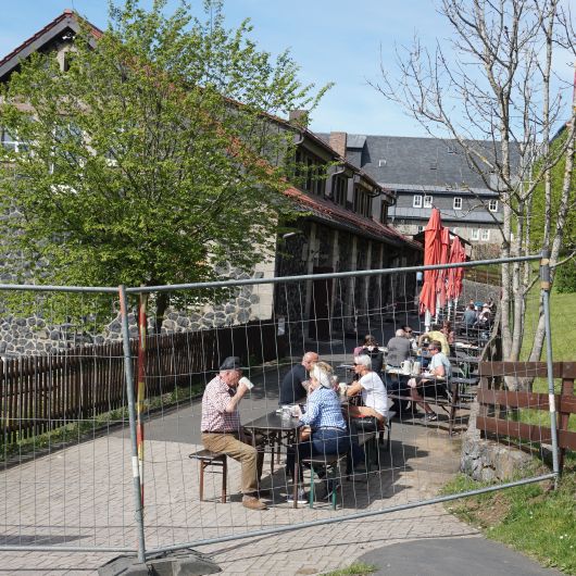 Der Biergartenbereich und die Klosterschänke am Kreuzberg sind in Corona-Zeiten abgesperrt. Der Zugang befindet sich gegenüber vom Klosterladen. Ohne Absperrung wäre der Überblick über das Gästeaufkommen unmöglich.