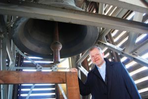 Dompfarrer
Dr. Jürgen Vorndran schätzt die Glocken des Doms sehr. Das Bild zeigt ihn mit der Kiliansglocke.
