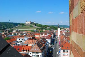 Zwischen den zwei Glockentürmen des Doms hat man einen tollen Ausblick über die Altstadt bis hin zur Festung.