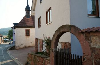Der alter Sandsteinbogen und die Kapelle im 1280 erstmals schriftlich erwähnten Hofgut Klotzenhof.