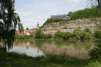 Die Benediktushöhe in Retzbach trägt ihren Namen nicht von ungefähr. Sie thront in idyllischer Lage hoch oben über dem Main.