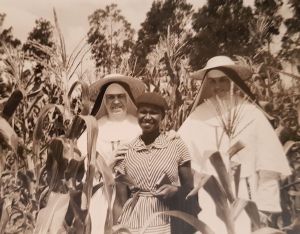 Gut behütet gegen die Sonne: Schwester Elkana (links) mit ­einer Mitarbeiterin und einer Mitschwester im Maisfeld.