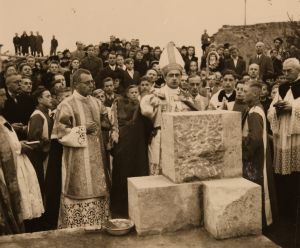 Bischof Julius Döpfner segnete bei der Grundsteinlegung am
31. Oktober 1948 drei mächtige Muschelkalkquader, assistiert vom späteren Bischof Josef Stangl (links).