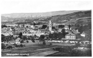 Postkarte von vor der Zerstörung am 16. März 1945: Blick auf das alte Heidingsfeld mit der
St. Laurentiuskirche in der Stadtmitte. Im Hintergrund liegt die Domstadt Würzburg mit seinen Weinbergen der Lage Würzburger Stein.