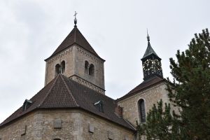 Im schlichten romanischen Stil  wurde St. Laurentius wieder
aufgebaut; nur der Turm ist noch weitgehend der alte.