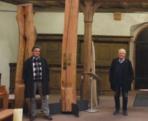 Pfarrer Simon Mayer (links) und Manfred Goldkuhle vor zwei der fünf Gedenk-Säulen für die verstorbenen Karlstadter.