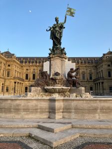 1894 wurde auf dem Residenzplatz der Luitpoldbrunnen, der heutige Frankoniabrunnen, als Geschenk an den Prinzregenten eingeweiht. In der Würzburger Residenz hatte Luitpold 1821 das Licht der Welt erblickt.
