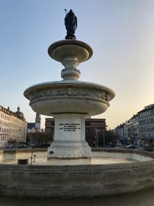 Vom Bahnhofsvorplatz blickt der Heilige Kilian seit 1895 auf Würzburg. Der monumentale Kiliansbrunnen war ein Geschenk des Prinzregenten an seine Geburtsstadt. Die Inschrift lautet: „Meiner lieben Geburtsstadt zur Erinnerung an die unvergesslichen Tage im Jahre 1894.“