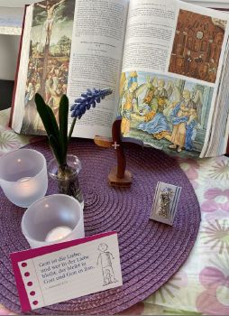 Bei Bernd Keller und seiner Familie findet neben Bibel, Kreuz, Kerzen und Blume eine kleine Madonna ihren Platz am Hausaltar.