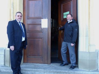 Haben noch einiges zu bewerkstelligen, bis die Finanzierung der Maßnahme in trockenen Tüchern ist: Kirchenpfleger Klaus Michler (links) und Pfarrer Josef Treutlein.