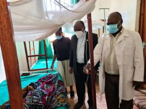 Das Würzburger Partnerbistum Mbinga in Tansania unterhält drei Krankenhäuser und weitere 15 Gesundheitseinrichtungen. Ohne dieses Engagement wären rund eine halbe Million Menschen ohne gesundheitliche Versorgung in erreichbarer Nähe. Das Bild zeigt Bischof John Ndimbo beim Besuch einer Gesundheitseinrichtung am Stadtrand von Mbinga.